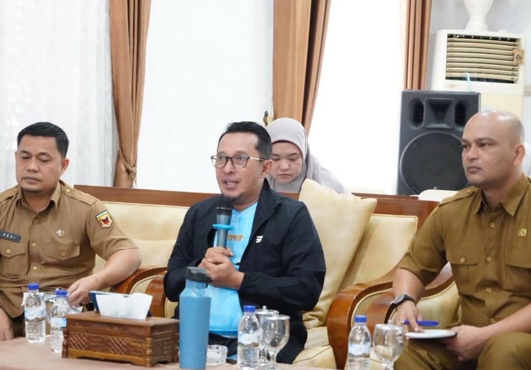 Bupati Eka Putra saat memaparkan kondisi terkini bencana Tanahdatar dalam siaran RRI Pro 1 Padang.(Foto: Prokopim)