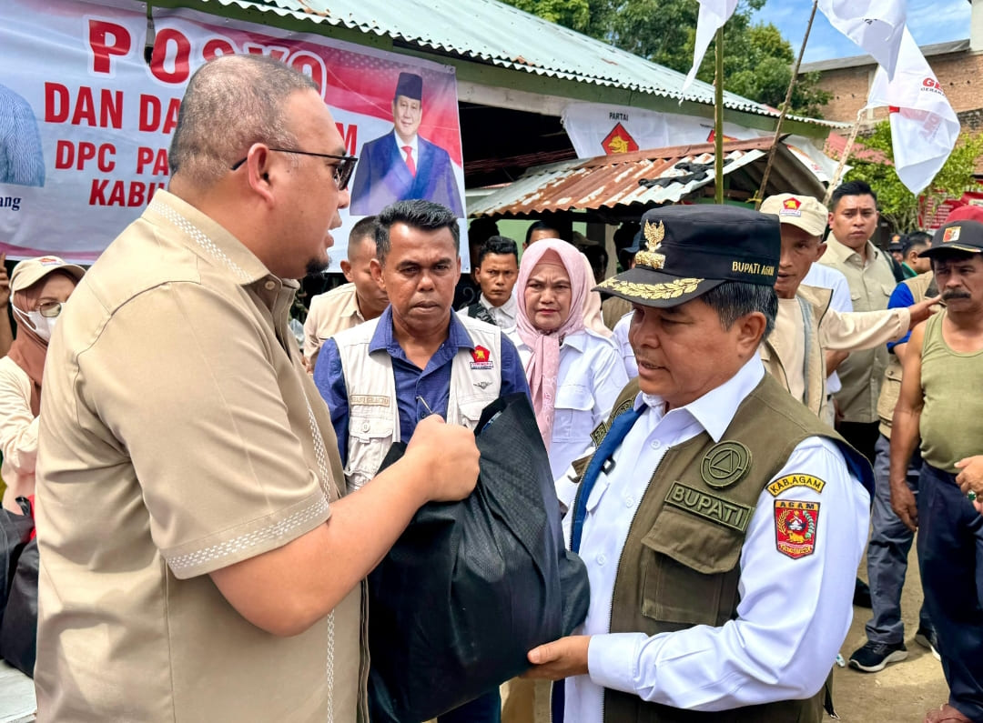 Andre Rosiade menyerahkan paket bantuan kepada Bupati Agam Benni Warlis di Palembayan, Rabu (3/11/2025). (Foto: Tim AR)