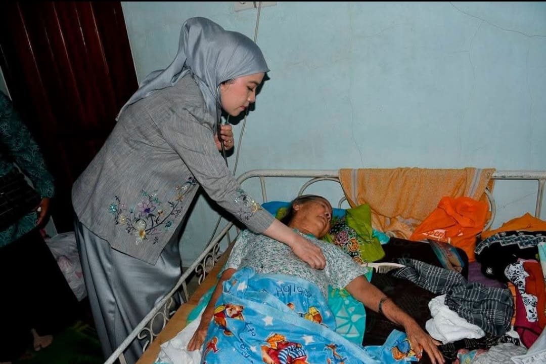 stri Wali Kota Padang, Dian Puspita Fadly Amran, memeriksa detak jantung lansia di posko pengungsian korban banjir bandang di Guo, Rabu (3/12/2025).(Foto: Diskominfo Padang)