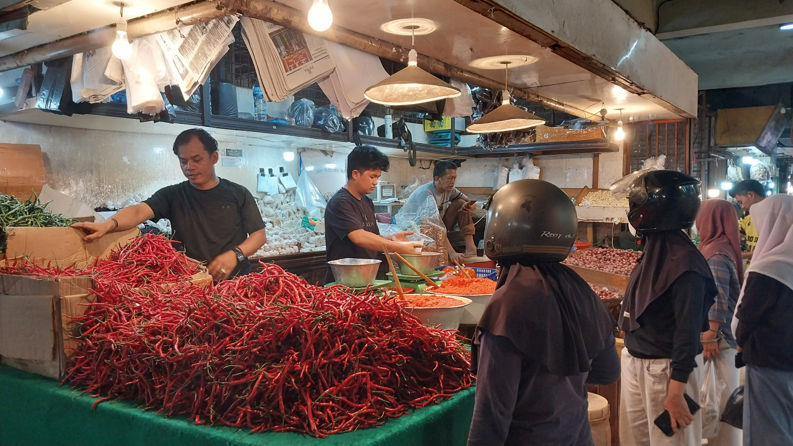 Salah seorang pedagang cabai di Pasar Raya Padang sedang melayani pembeli, kemarin.