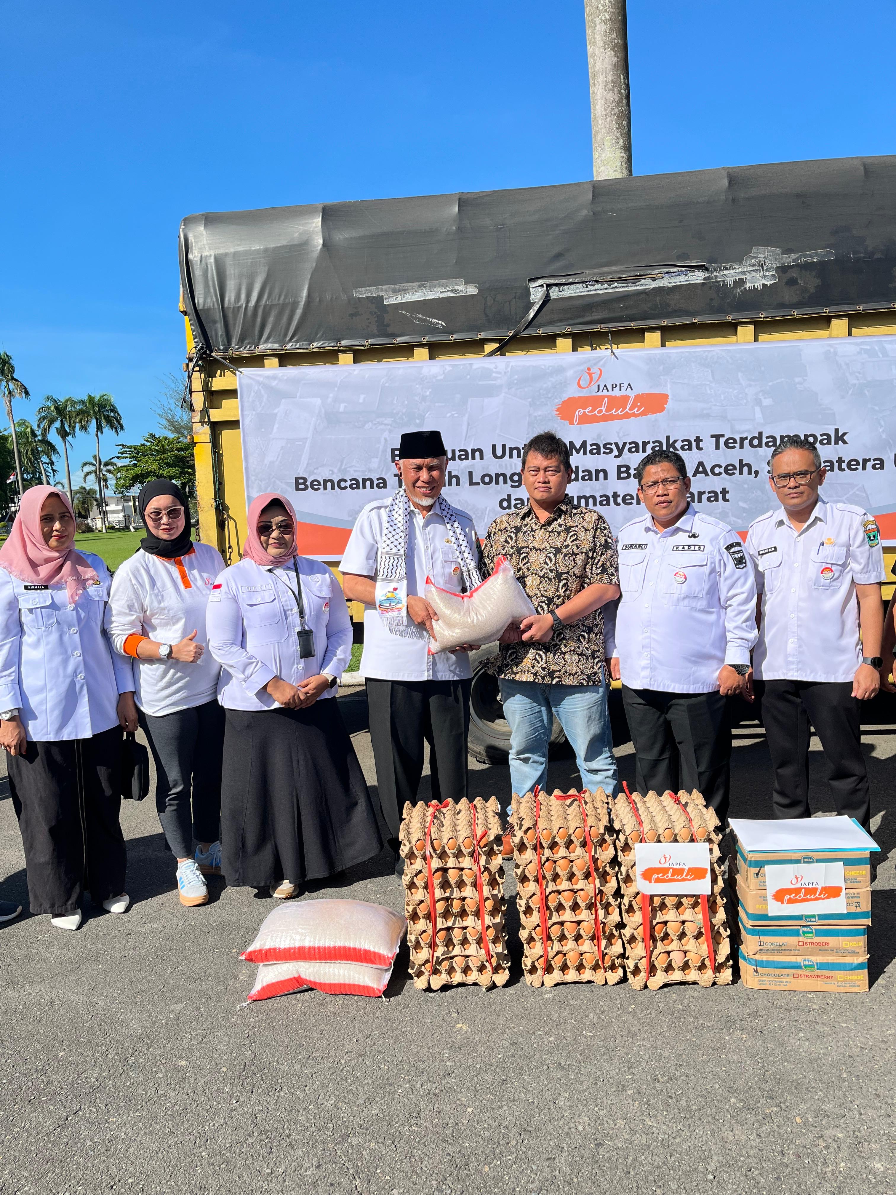 Kepala Unit PT Japfa Comfeed Sumbar Andriawan Yudihananto dan team, berfoto bersama Gubernur Sumbar Mahyeldi Ansharullah usai menyerahkan bantuan untuk korban bencana di Sumbar, Rabu (3/12).