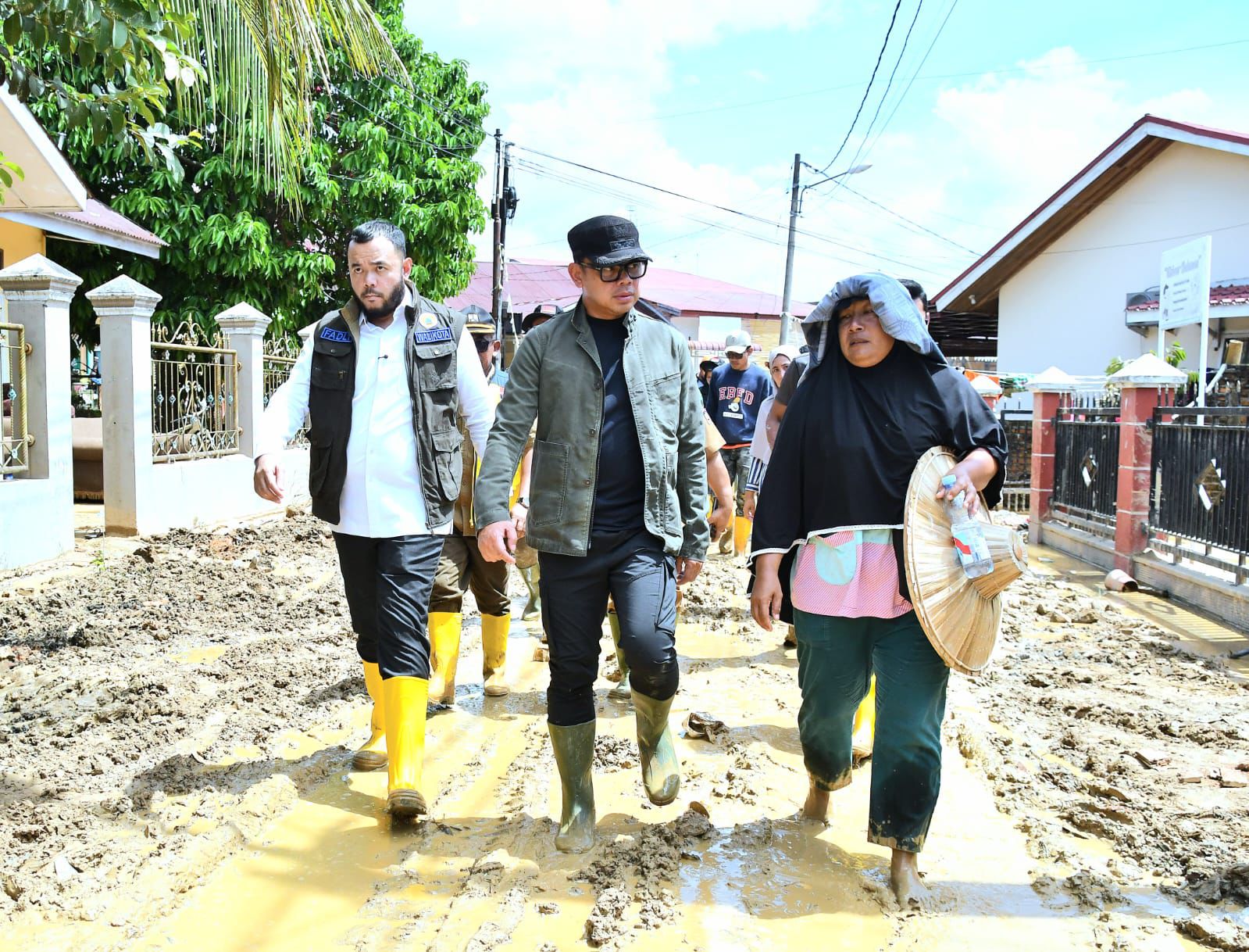 Wali Kota Padang, Fadly Amran bersama Wamendagri Bima Arya mengunjungi lokasi terdampak banjir di Tabing Banda Gadang, Nanggalo.