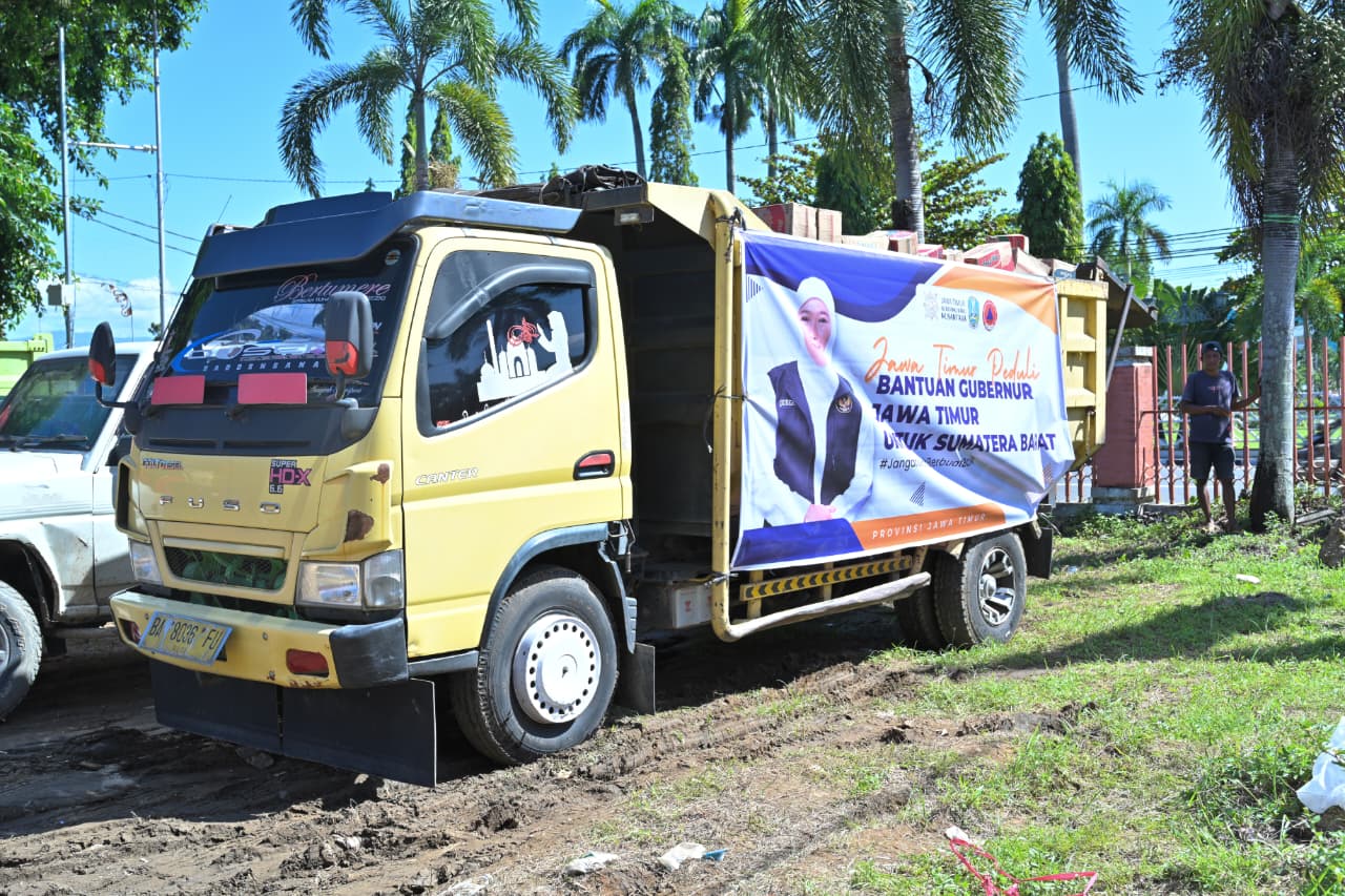 Pemprov Jawa Timur menyalurkan bantuan Rp2,5 miliar untuk mendukung penanganan bencana di Sumbar dan mempercepat distribusi kebutuhan dasar warga terdampak.