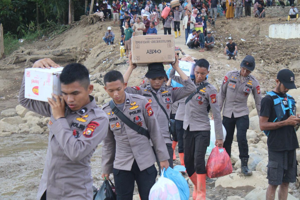 Polda Sumbar menyalurkan bantuan ke wilayah terisolir di Agam. Kapolda Sumbar memimpin langsung distribusi logistik bagi korban banjir bandang dan longsor.