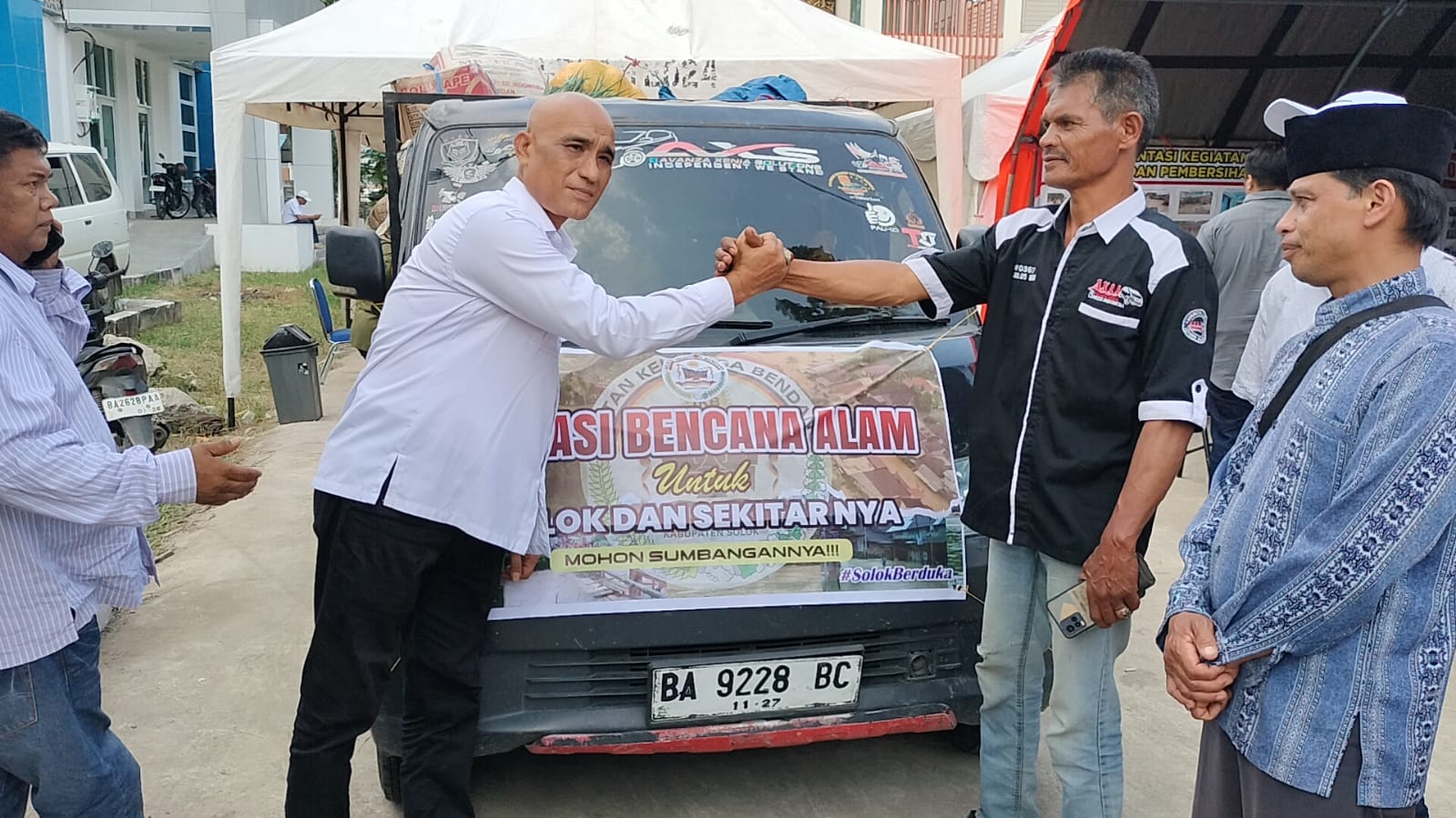 Asisten III Setda Solok, Eva Nasri, terima bantuan sayur-mayur dari Ikatan Keluarga Bendang se-Kabupaten Solok di Posko Utama Penanganan Bencana, Rabu (3/12/2025).