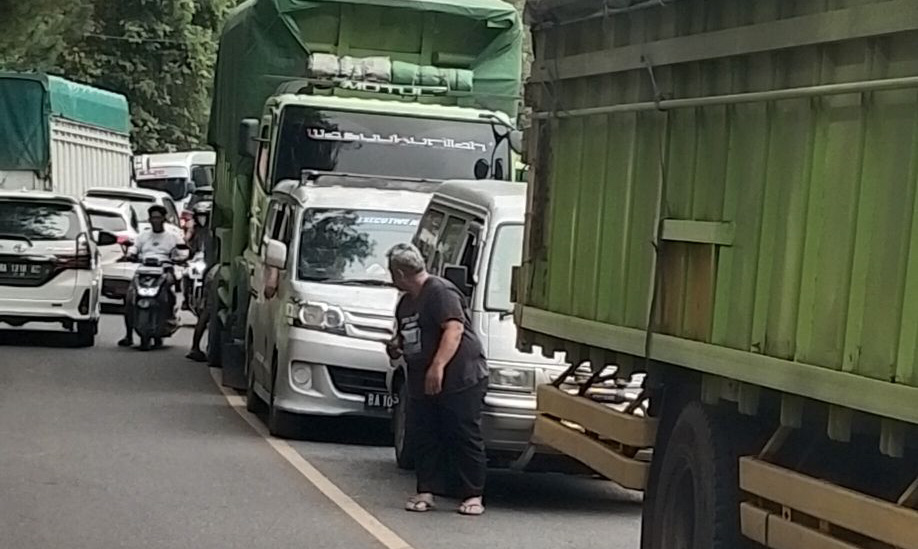 Jalur Padang&ndash;Solok via Sitinjaulauik lumpuh total sejak dini hari Rabu (3/12/2025), akibat truk tronton mogok, memicu antrean panjang di tengah peningkatan arus kendaraan.