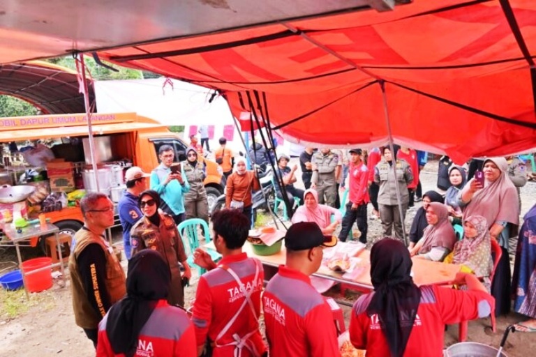 GERAK CEPAT: Personel gabungan dari BPBD Kota Payakumbuh, Dinas Sosial, Tagana, dan relawan menyiapkan makanan di dapur umum di Nagari Salareh Aia Utara, Kecamatan Palembayan, Agam, Selasa (2/12).