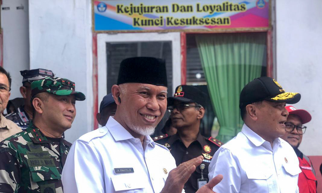 Menko Polhukam Djamari Chaniago menyerahkan Rp309 juta dan 318 paket sembako untuk warga terdampak banjir Padang, didampingi Gubernur Sumbar Mahyeldi.