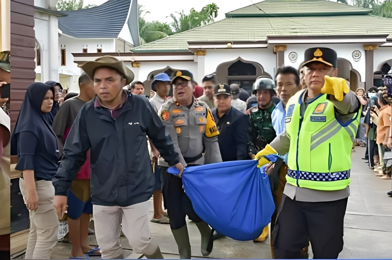 Kapolda Sumbar, Irjen Gatot Tri Suryanta, di Palembayan sempat ikut mengevakuasi korban meninggal dunia ke Masjid Nurul Hikmah, Jorong Koto Gadang, Nagari Salareh Aia Utara, pada Jumat (28/11/2025).