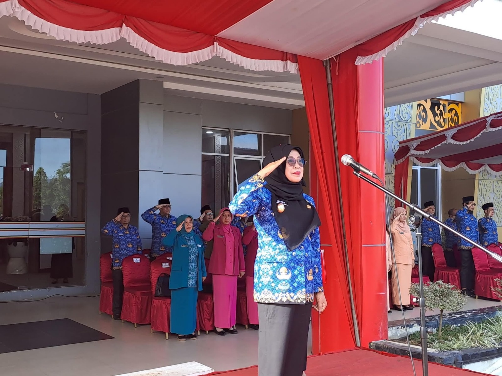 MOMENTUM: Wakil Bupati Dharmasraya Leli Arni bertindak sebagai Inspektur Upacara pada peringatan HUT Korpri ke-54 tingkat Kabupaten Dharmasraya di halaman Kantor Bupati Dharmasraya.