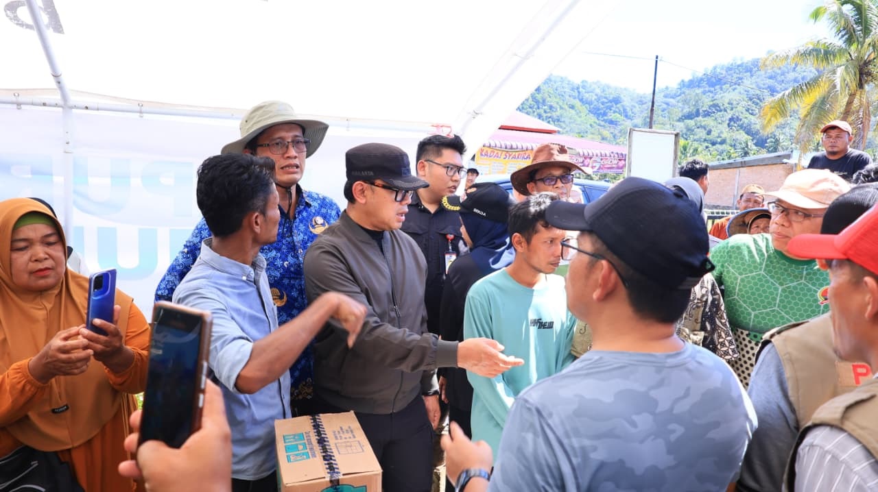 IKUT BERDUKA: Wakil Menteri Dalam Negeri Bima Arya (tengah) berdialog dengan warga pengungsi di Korong Kampung Pondok, Nagari Pasielaweh, Padangpariaman, Senin (1/12).