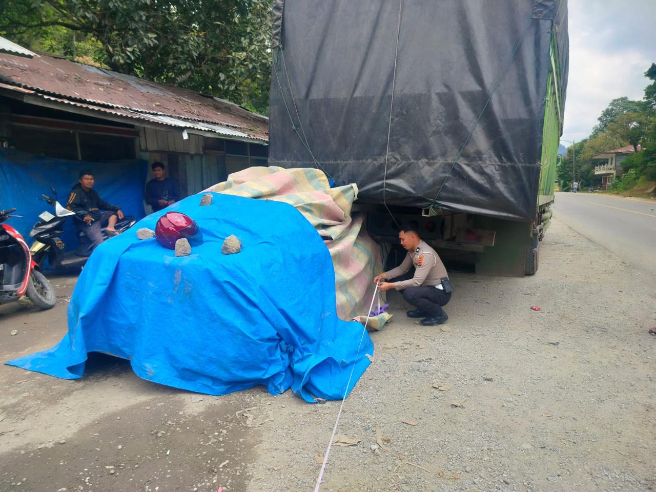 Satlantas Polres Solok saat melakukan olah TKP lakalantas mobil Patwal PJR Polda Sumbar yang tengah kawal ambulans di Lubuk Selasih, Kabupaten Solok, Rabu (3/12/2025).