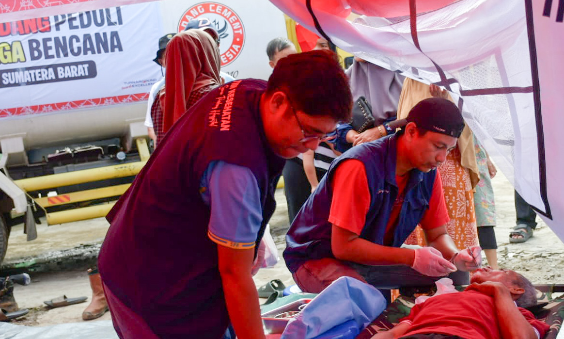 Posko Semen Padang Peduli di Agam layani korban banjir bandang dengan layanan medis, mendukung pemulihan dan kesehatan warga terdampak.