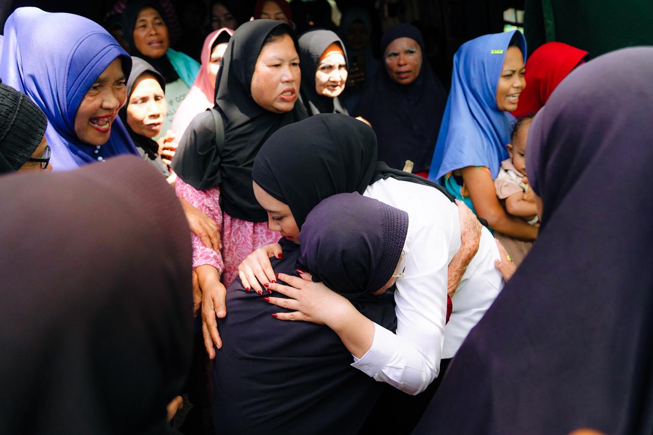 Anggota DPR RI Cindy Monica Salsabila Setiawan berikan semangat kepada para korban yang terdampak bencana banjir dan longsor di Sumbar.