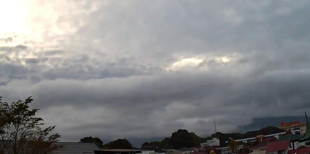 WASWAS: Gunung Marapi tertutup Kabut akibat erupsi yang terjadi pada Selasa (2/12).