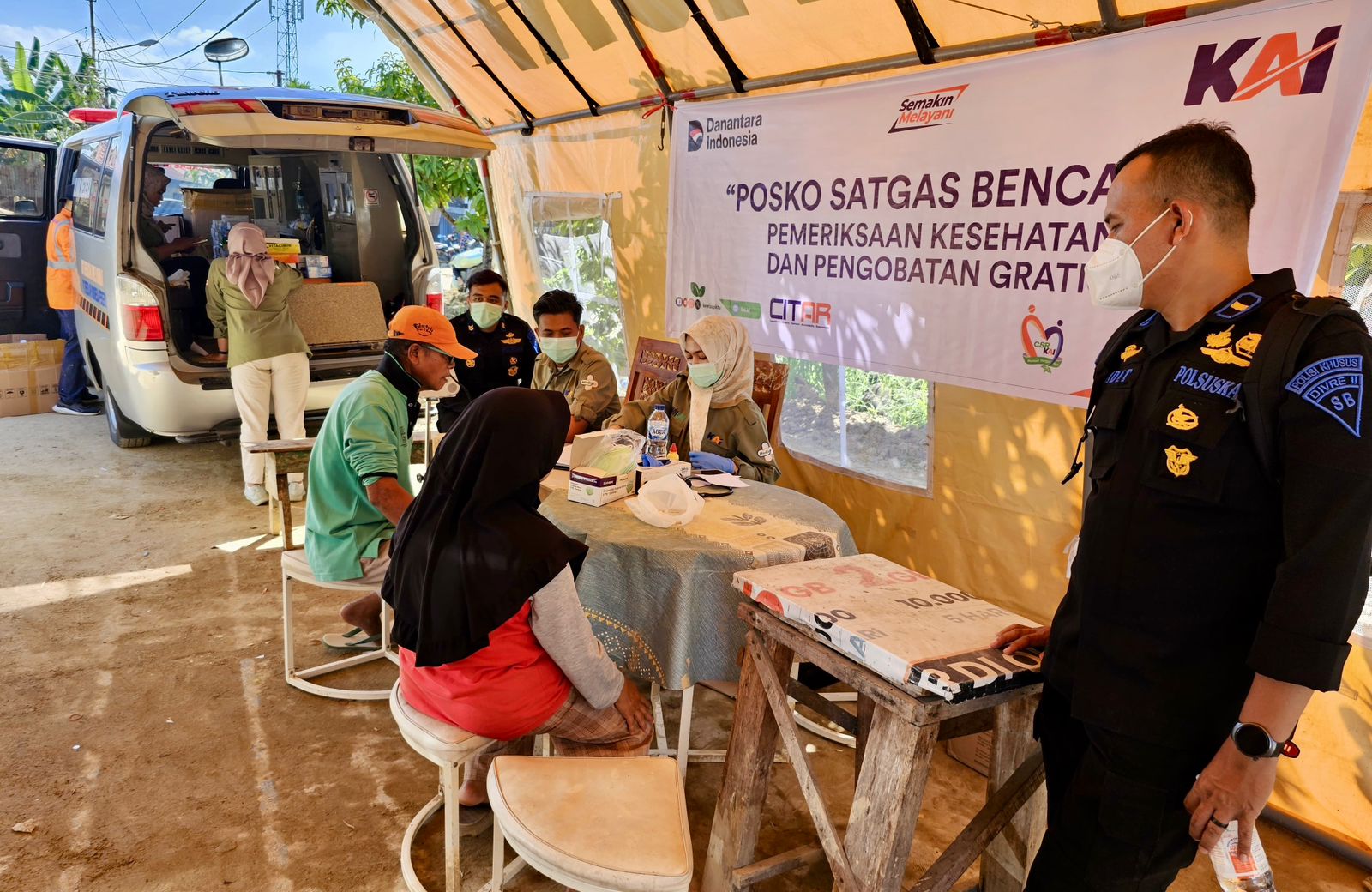 KAI Divre II Sumbar memberikan layanan pemeriksaan dan pengobatan gratis untuk warga terdampak banjir di Tabing Banda Gadang, sebagai bagian dari program kepedulian kemanusiaan.