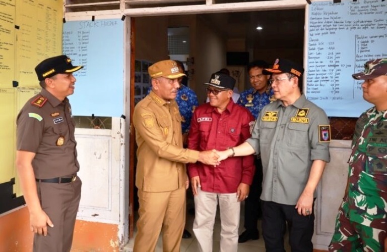 PEDULI: Wali Kota Payakumbuh Zulmaeta bersalaman dengan Bupati Limapuluh Kota Safni di Kototinggi usai penyerahan bantuan Senin (1/12).