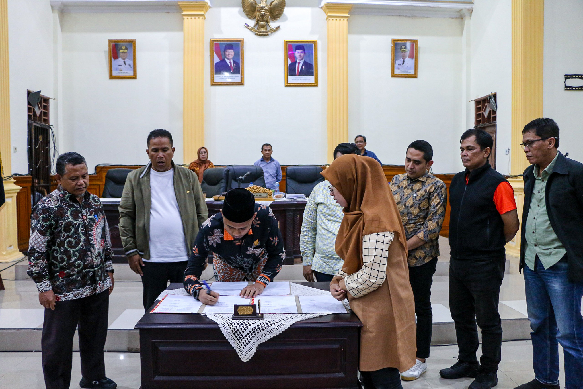 DPRD dan Pemkot Pariaman sahkan APBD 2026 dengan defisit Rp62,28 miliar. Pendapatan daerah Rp557,85 miliar dan belanja Rp620,13 miliar.