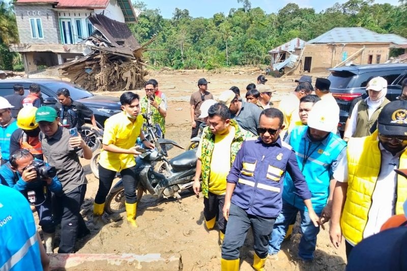 TINJAU KONDISI: Menteri ESDM Bahlil Lahadalia meninjau lokasi terdampak banjir bandang di Salarehaie, Kecamatan Palembayan, Kabupaten Agam, Rabu (3/12).