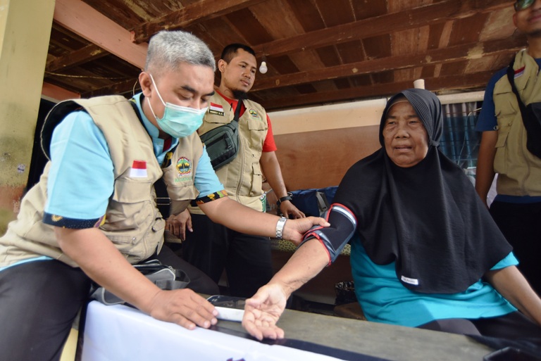 LAYANAN KESEHATAN: Petugas kesehatan memeriksa kondisi warga korban banjir bandang di Batubusuk, Pauh, Kota Padang, Rabu (3/12).