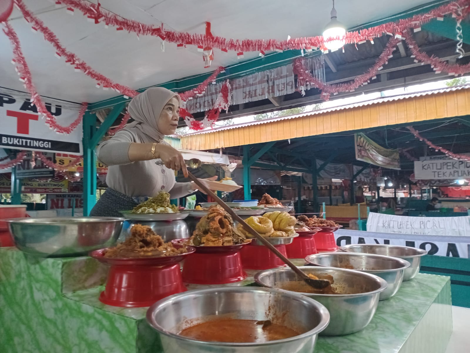 Salah seorang penjual Nasi Kapau di Los Lambuang, Pasa Ateh, Bukittinggi.
