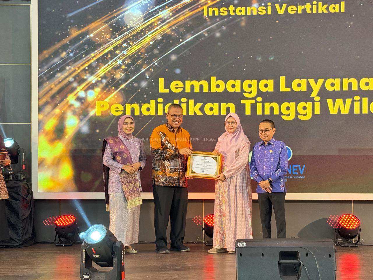 Penyerahan Plakat Badan Publik Informatif Kategori Instansi Vertikal