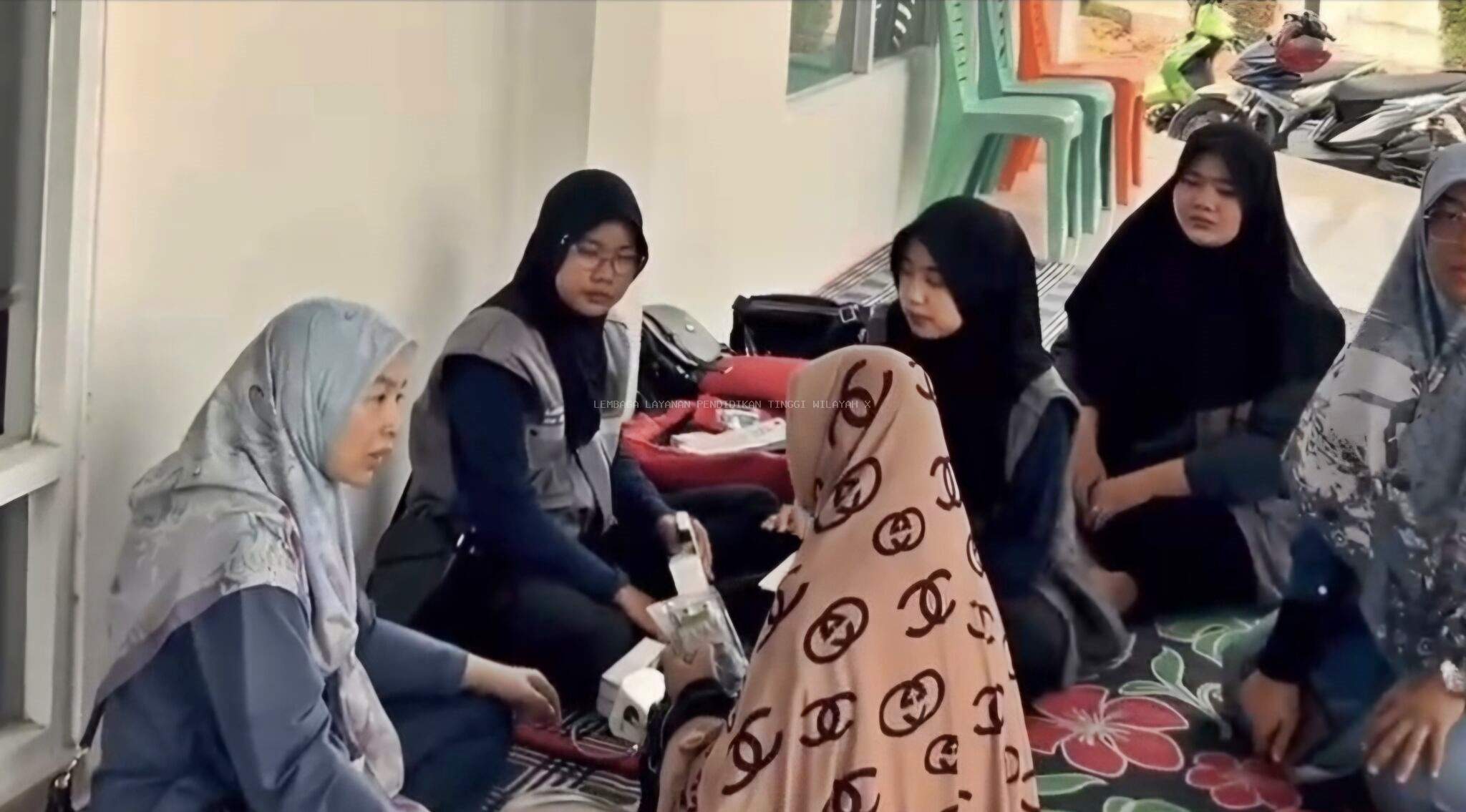 Dekan FK Unbrah dan mahasiswa sedang memberikan arahan kesehatan pada korban terdampak