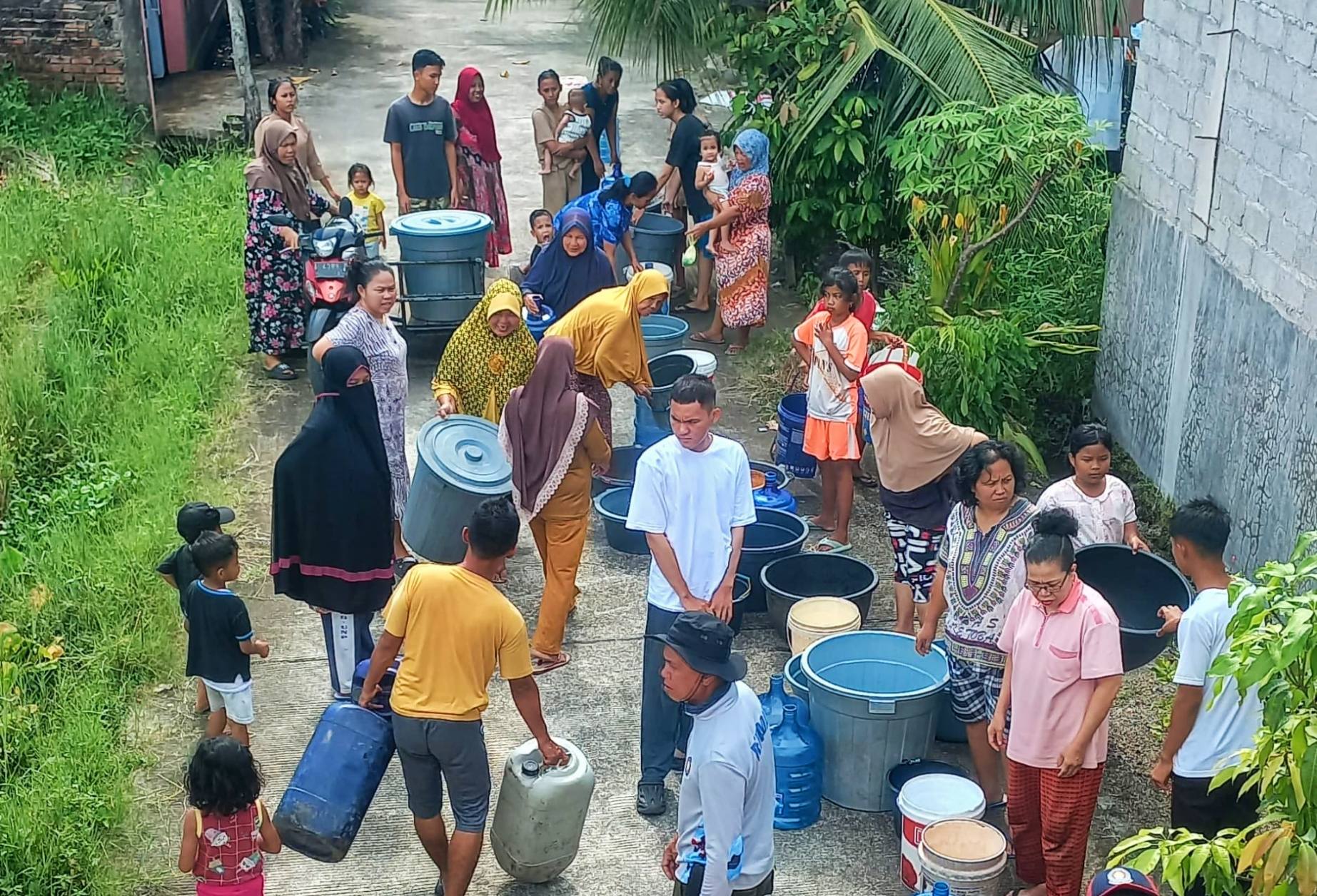 Sejumlah warga menunggu antrian air bersih.