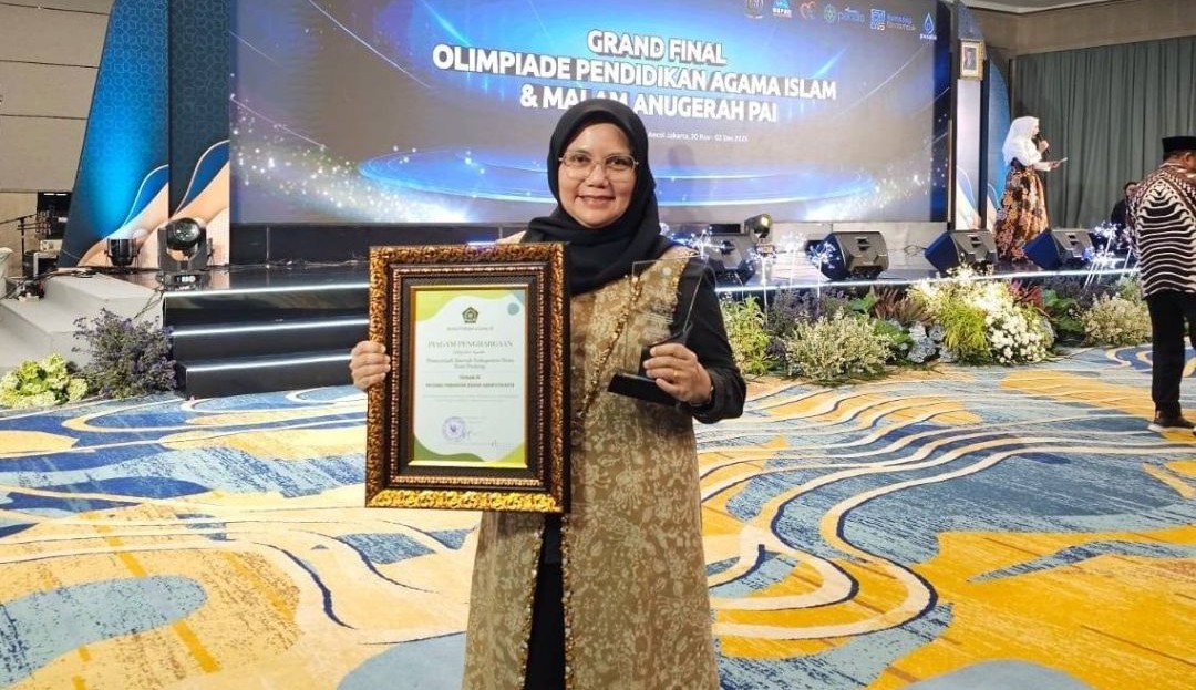 Staf Ahli Wali Kota Padang Bidang Kemasyarakatan dan SDM, dr Feri Mulyani Hamid menerima Anugerah Tanda Cinta PAI 2025.