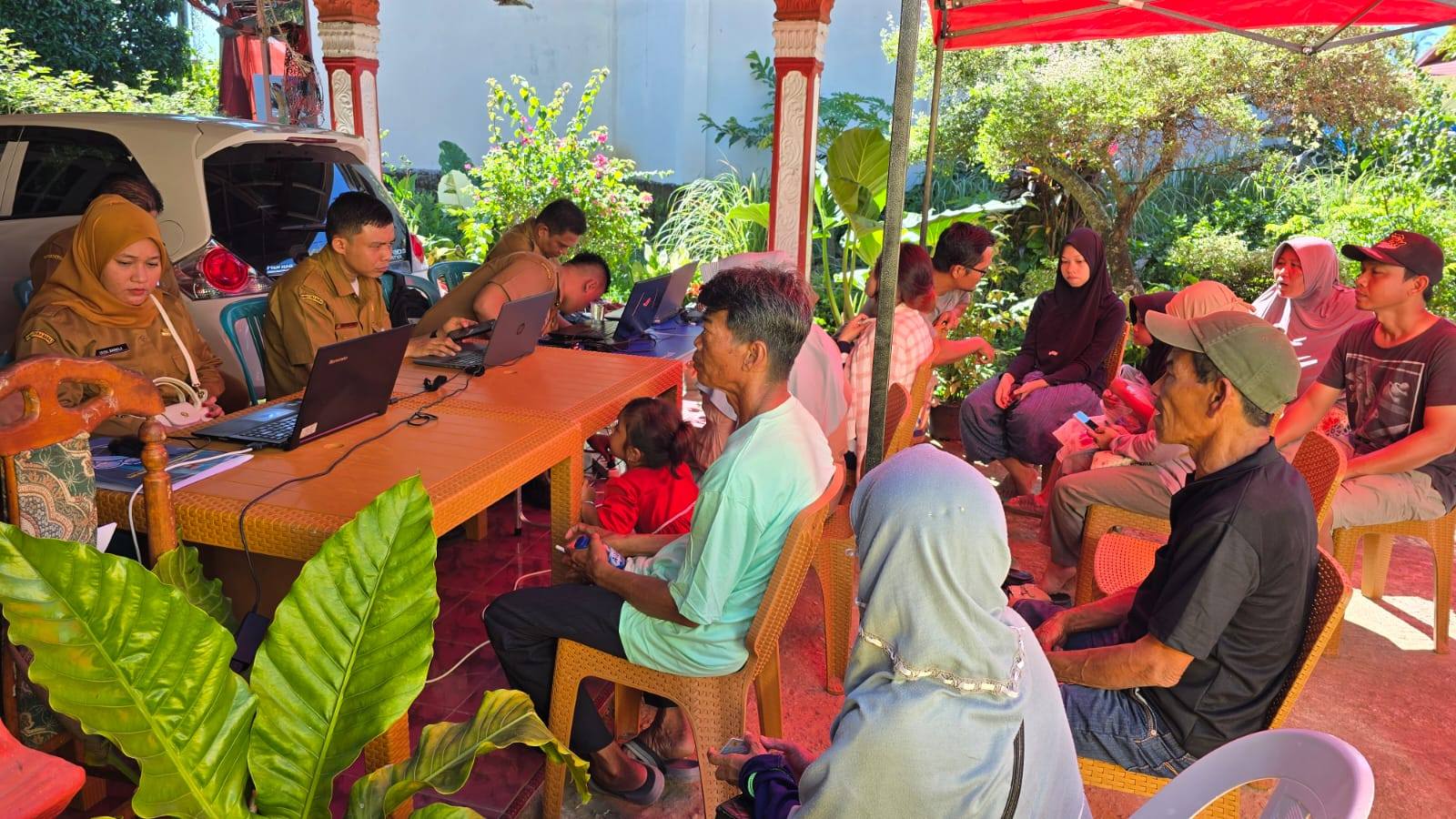 Disdukcapil Padang membuka posko layanan pengurusan administrasi kependudukan di lokasi bencana banjir.