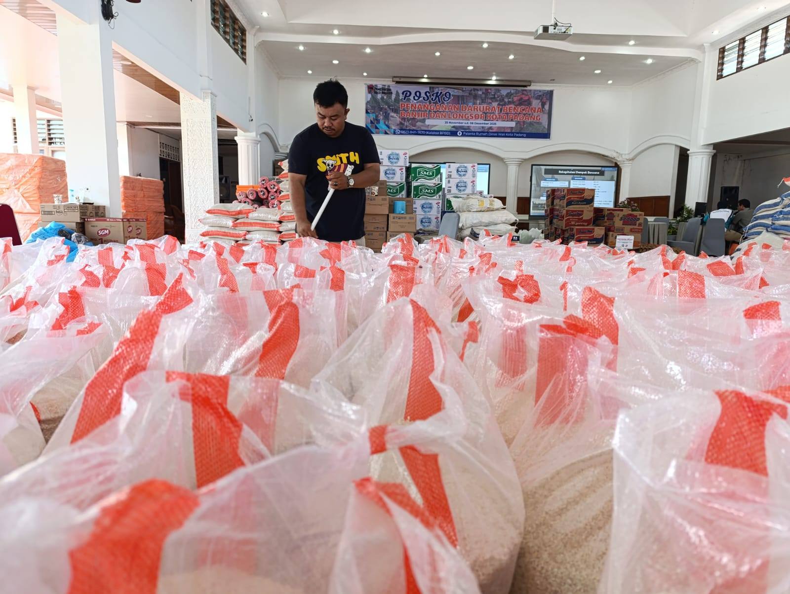 Bapanas menyerahkan 95 ton beras ke Posko Bencana Pemko Padang di Rumah Dinas Wali Kota Padang, Rabu (3/12/2025).