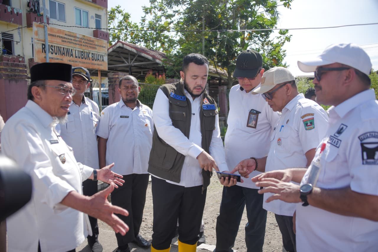Wako Padang Fadly Amran mendampingi Dirjen KP Kementerian PKP meninjau lokasi terdampak banjir bandang di Kelurahan Lubuk Minturun, Kecamatan Kototangah, Rabu (3/12).