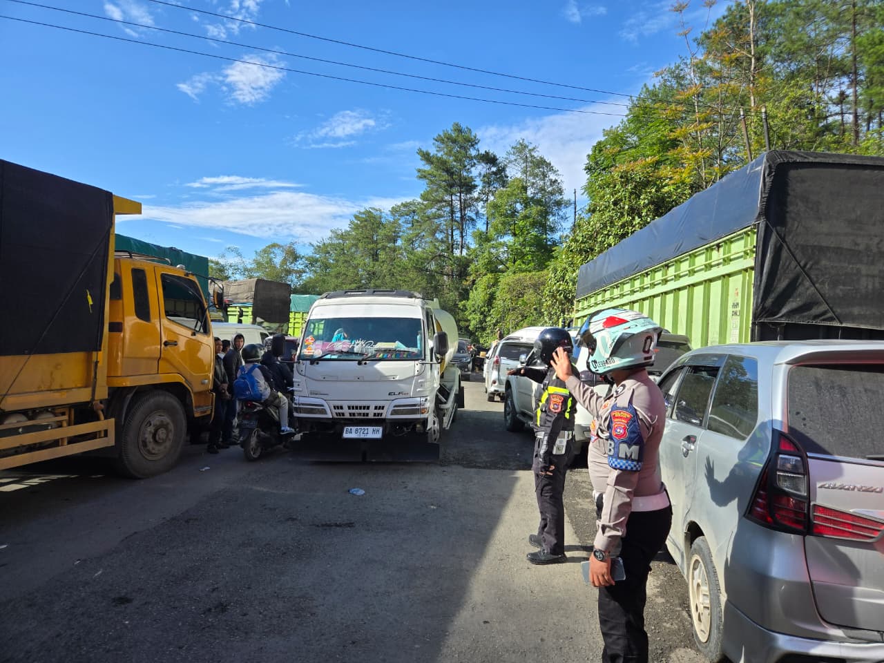 Arus lalu lintas Padang&ndash;Solok padat Kamis pagi akibat evakuasi kendaraan kecelakaan. Polisi lakukan pengaturan untuk mengurai antrean di Batas Kota, Kamis (4/12).
