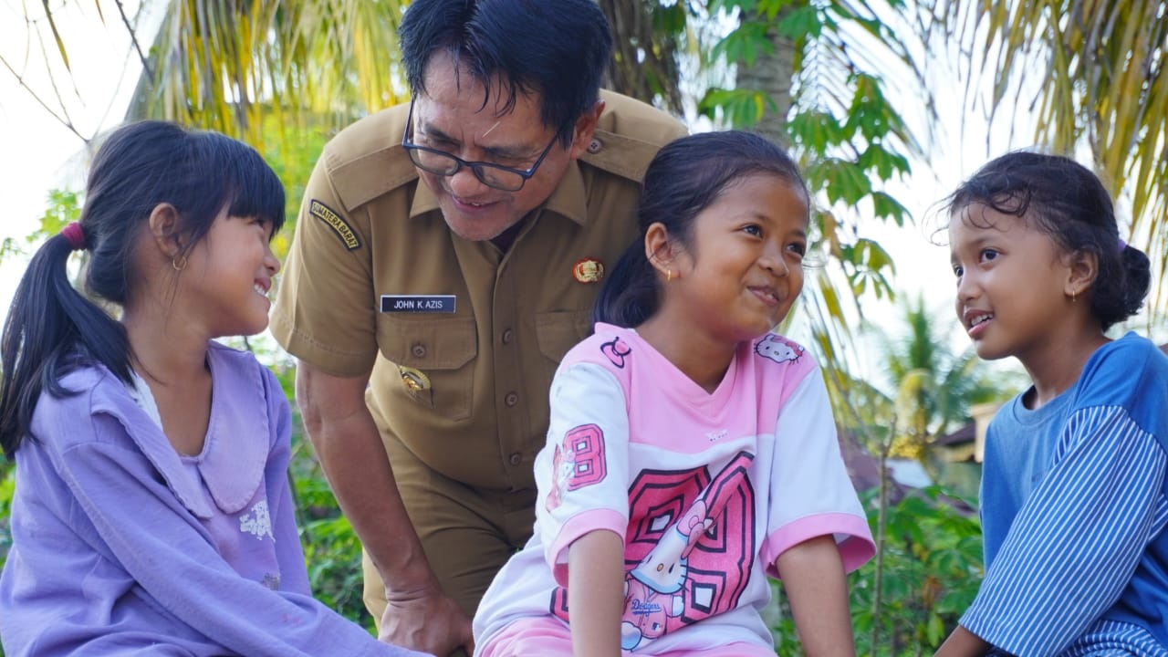 MENGHIBUR: Bupati Padangpariaman, John Kenedy Azis, bertanya kepada anak-anak warga yang terdampak bencana, kemarin.
