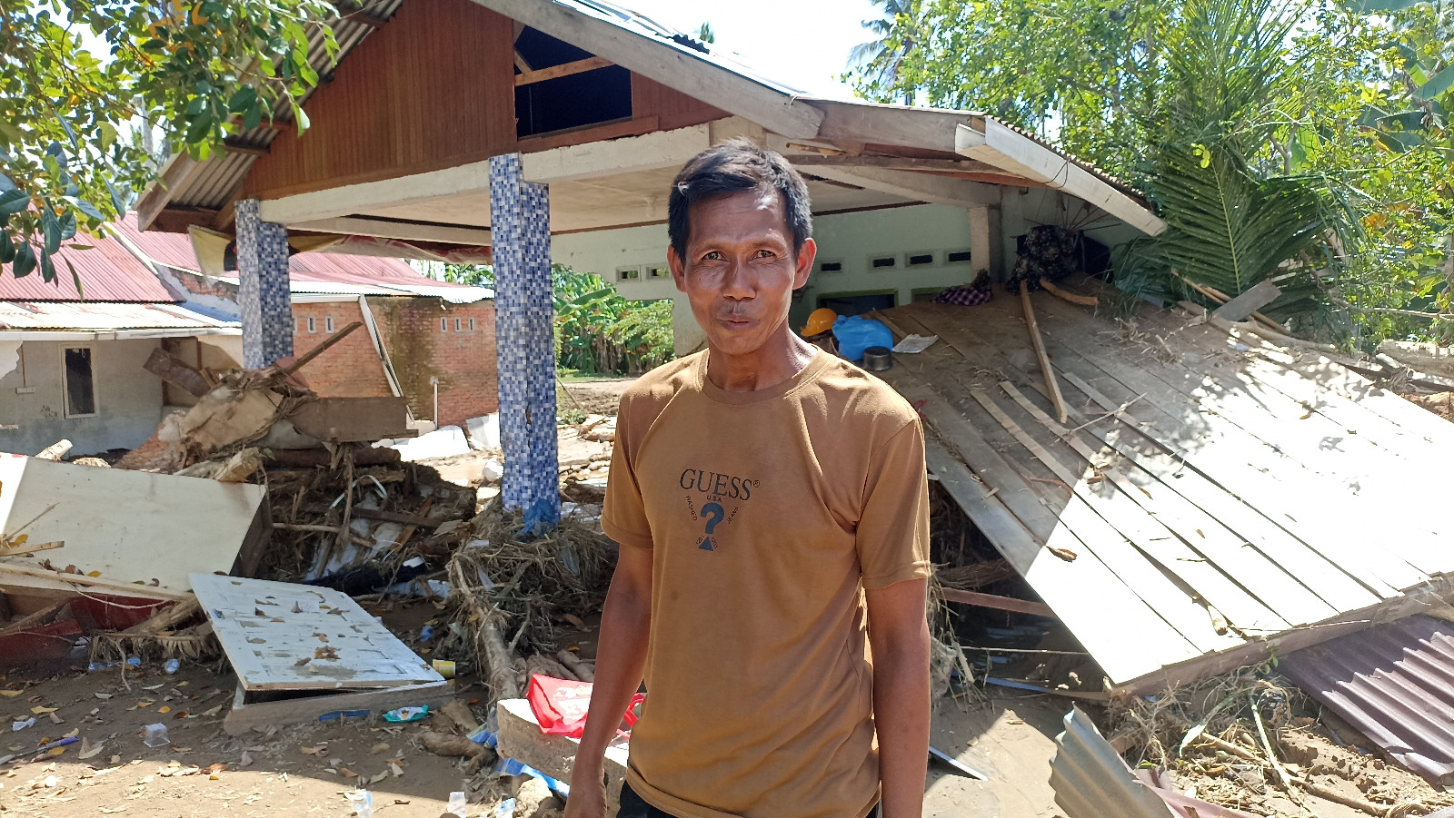 Fernandi, korban banjir Padang yang berhasil selamat.