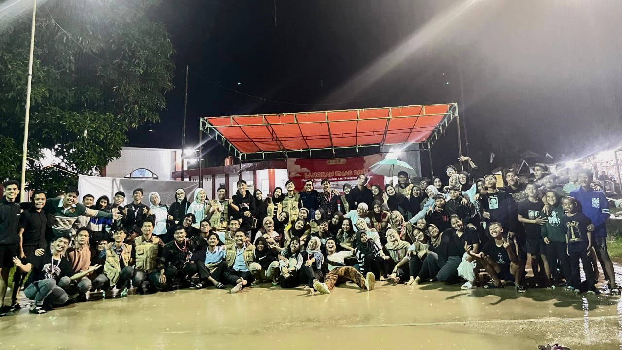 Tim Pengabdian Langkah Emas bersama masyarakat Bungkus, saat penutupan