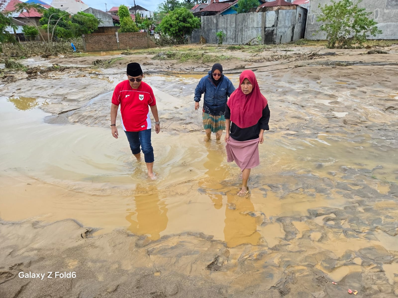 Wakil Ketua DPRD Kota Padang, Mastilizal Aye meninjau lokasi bencana di beberapa kelurahan terdampak bencana, kemarin.