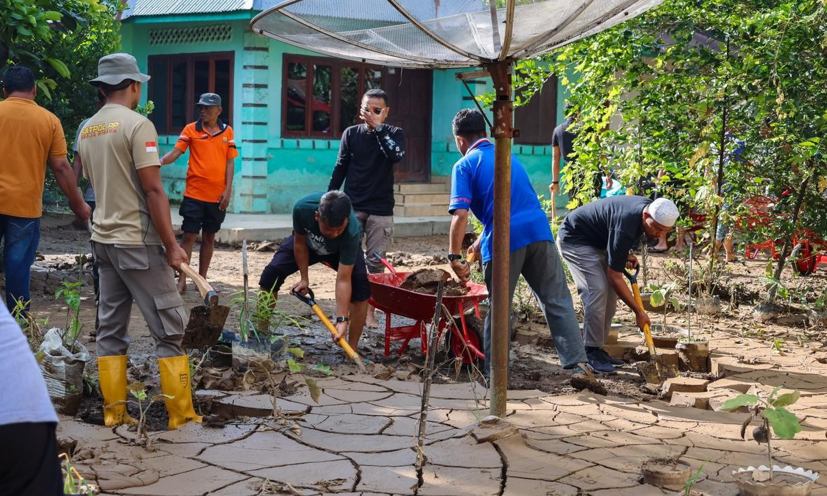 Pemko Pariaman kerahkan ASN membersihkan rumah warga terdampak banjir dan longsor, total kerugian Rp131 miliar, 5.000 warga terdampak.
