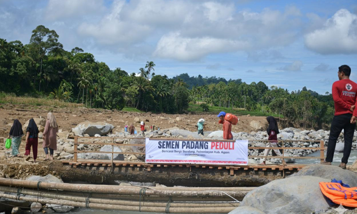 Jembatan darurat PT Semen Padang di Palembayan mulai difungsikan warga untuk akses bantuan, mendapat apresiasi pemerintah dan mendukung pemulihan pascabencana, Kamis (4/12/2025).