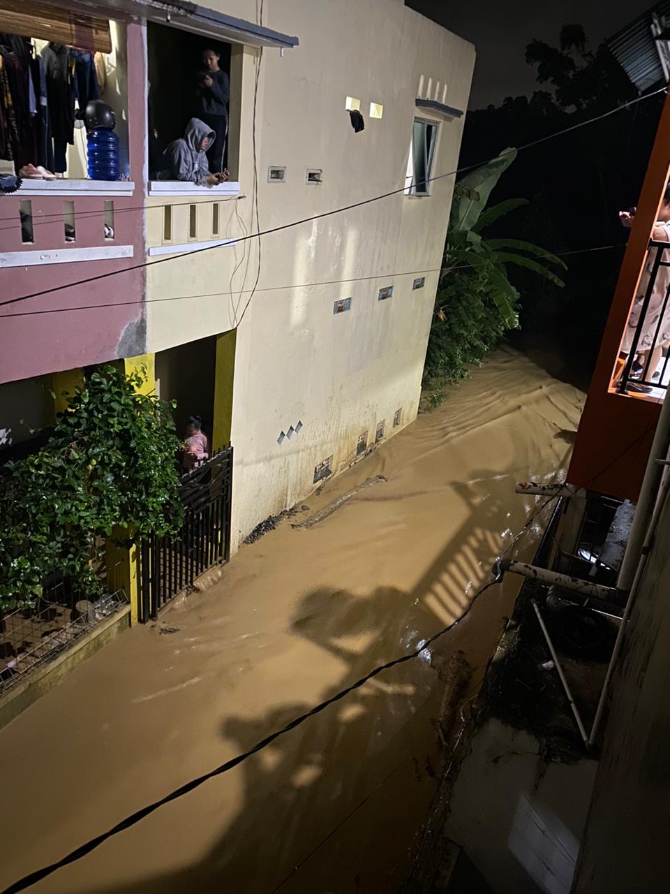 Kondisi sekitar Kos Fathimah Azzahra yang ia ambil dari balkon lantai 2 kosnya di Jalan Irigasi, Pauh, Kota Padang saat air banjir melanda Kota Padang beberapa waktu lalu.(Fathimah Azzahra/For Padek)