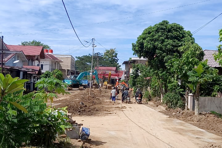 Pembersihan lumpur di kawasan Kelurahan Surau Gadang, Nanggalo, yang masih berlangsung hingga Kamis (4/12/2025).