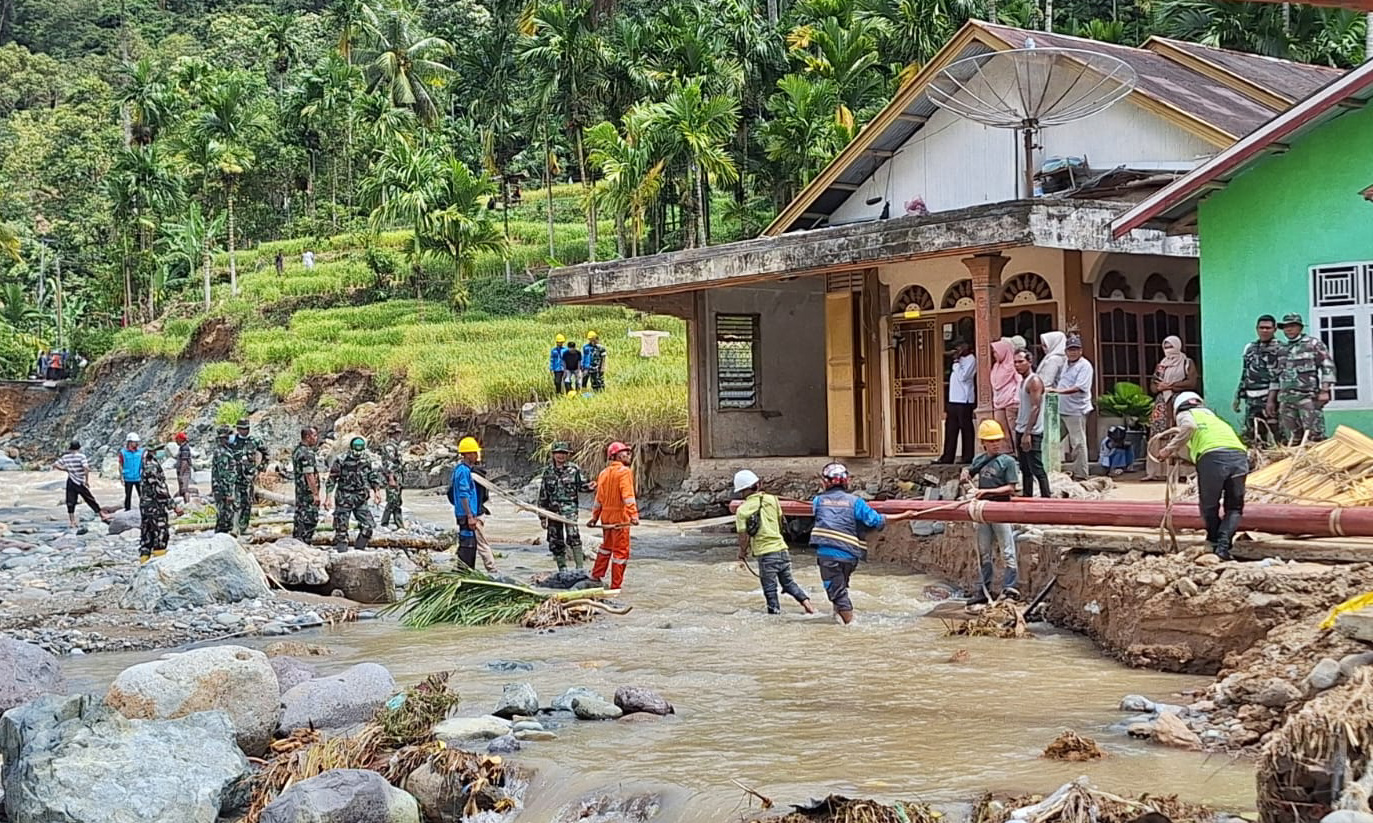 PLN UID Sumbar bersama TNI&ndash;Polri percepat pemulihan listrik pascabanjir dan longsor sejak 27 November, prioritaskan fasilitas vital dan permukiman warga.