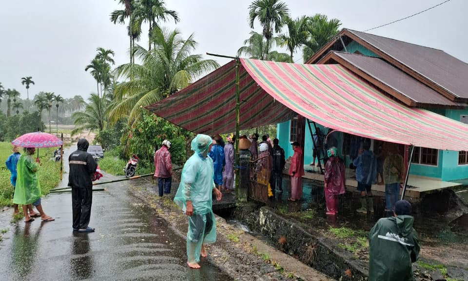 Posko tanggap darurat dan dapur umum Jorong Balai Belo, Nagari Koto Kaciak yang beroperasi sejak 26 November 2025 diprakarsai warga. (Foto: Zetrizal for Padeks)