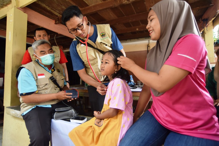PELAYANAN KESEHATAN: Petugas kesehatan memeriksa kondisi warga korban banjir bandang di Batubusuk, Kecamatan Pauh, Kota Padang, Rabu (3/12).
