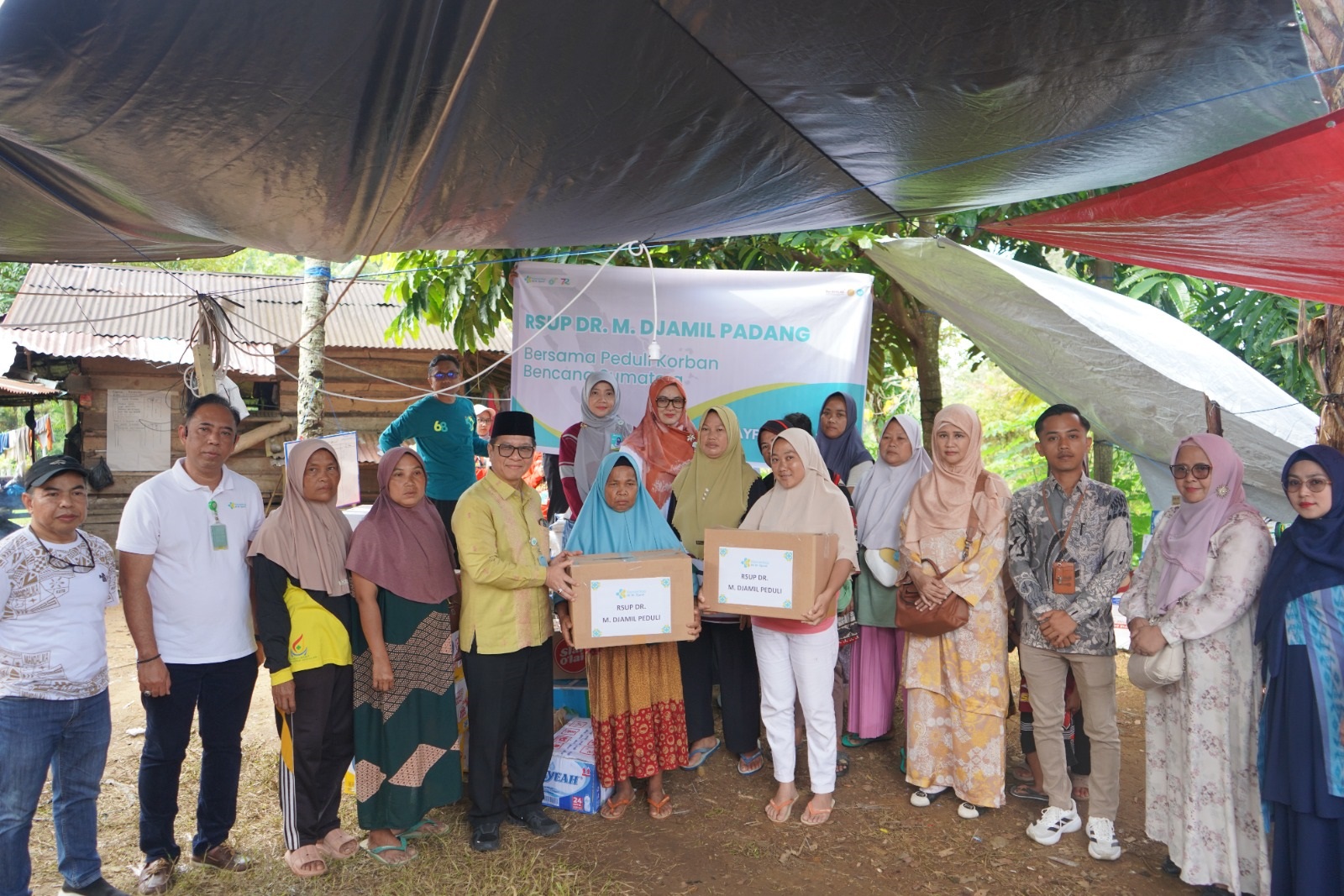 Jajaran Direksi RSUP Dr. M. Djamil Padang mengunjugi posko bencana di kawasan Batubusuak, kemarin.