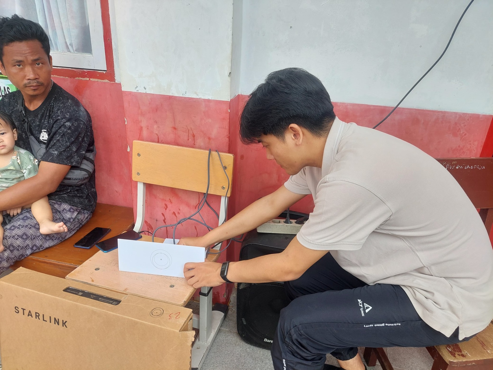 Diskominfo Padang menuntaskan pemasangan starlink hibah dari Kementerian Komunikasi dan Digital (Komdigi) di empat posko bencana.