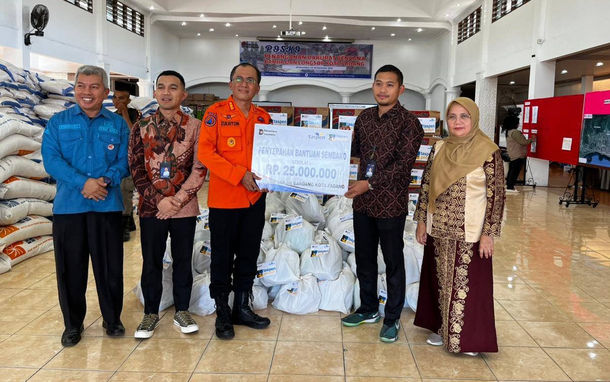 Kalaksa BPBD Kota Padang, Hendri Zulviton menerima bantuan sembako dari PT Taspen Padang di Posko Bantuan Utama Palanta Rumah Dinas Walikota.