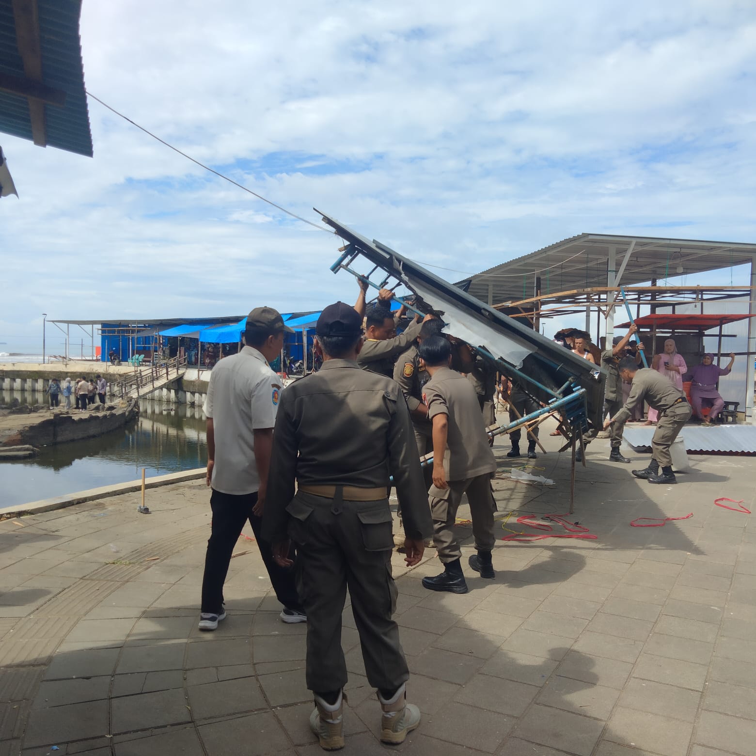 Personel Satpol PP Kota Padang menertibkan lapak PKL di kawasan wisata Batu Malin Kundang, Kamis (4/12).