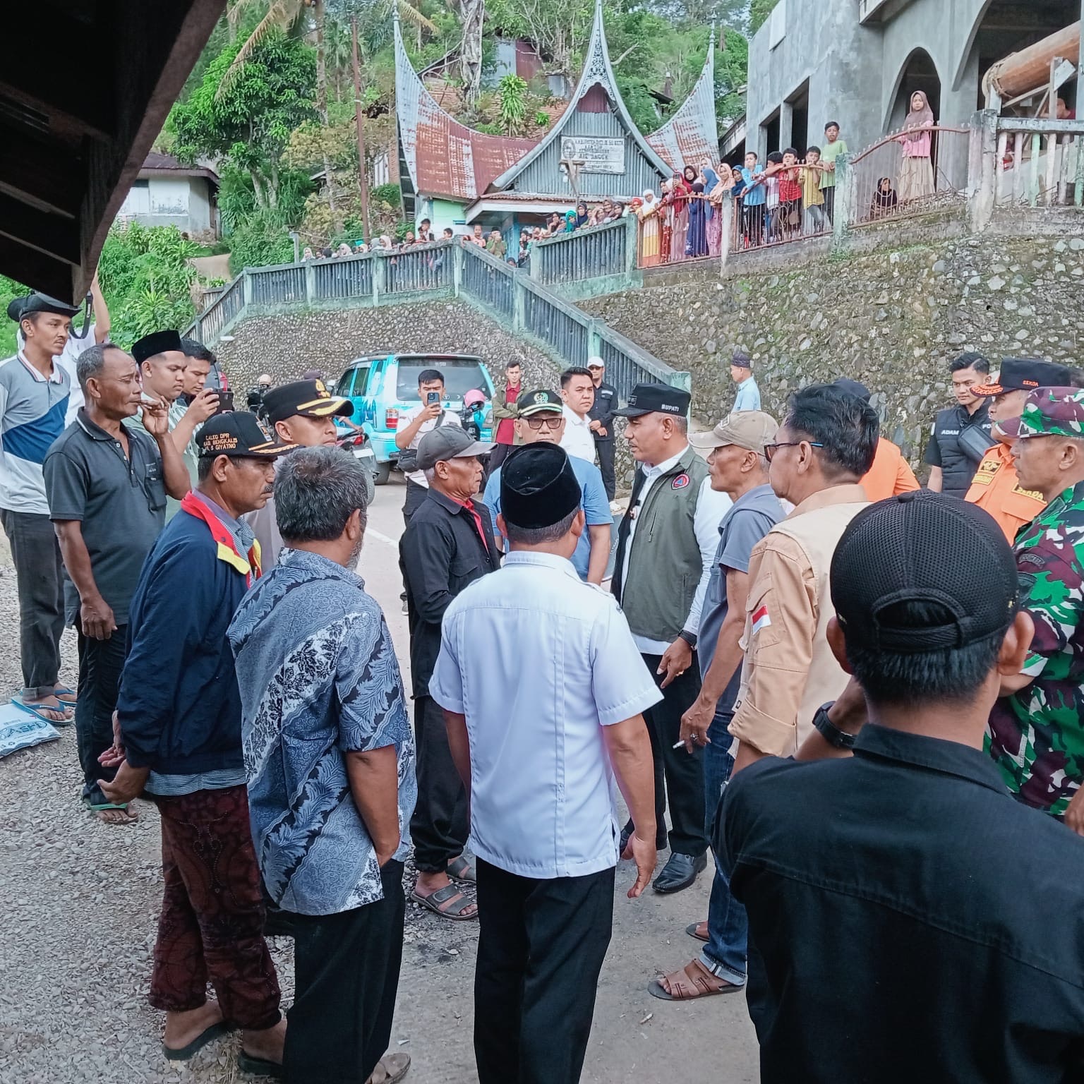MEMASTIKAN: Rudy Supriyadi, Penata Penanggulangan Bencana Ahli Madya BNPB, meninjau lokasi pengungsian di Masjid Tazkir, Jorong Ayia Angek, Nagari Kototinggi, Limapuluh Kota.