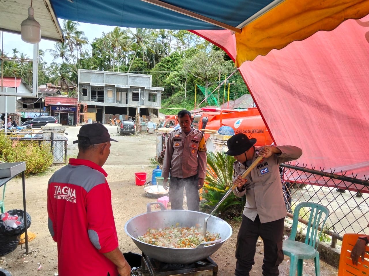 PASTIKAN KEAMANAN PANGAN: Personel Polres Limapuluh Kota membantu menyiapkan makanan di dapur umum pengungsian di Nagari Koto Tinggi, pascabencana.